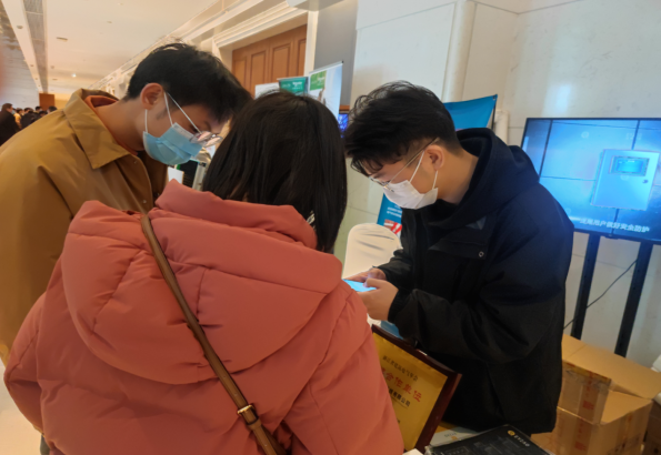 易造科技參加2022浙江省建筑電氣年現場客戶溝通